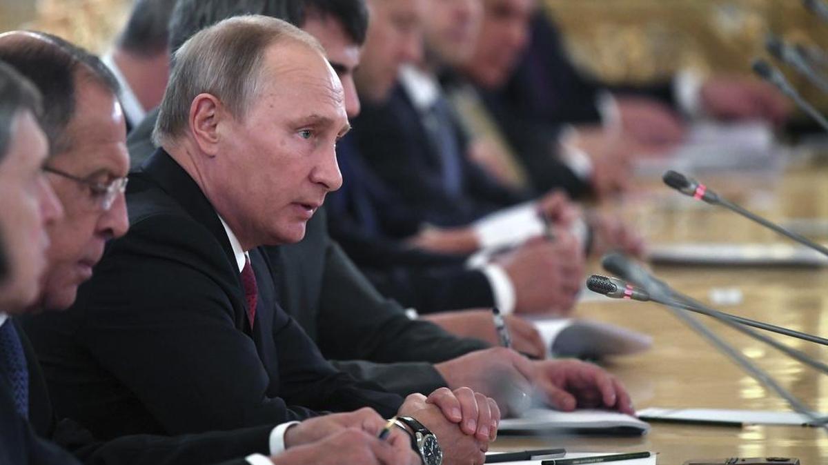 El presidente ruso, Vladímir Putin, se reúne con el rey de Arabia Saudí, Salman bin Abdelaziz (no aparece), durante su visita en el Klemlin, en Moscú (Rusia), el 5 de octubre de 2017.