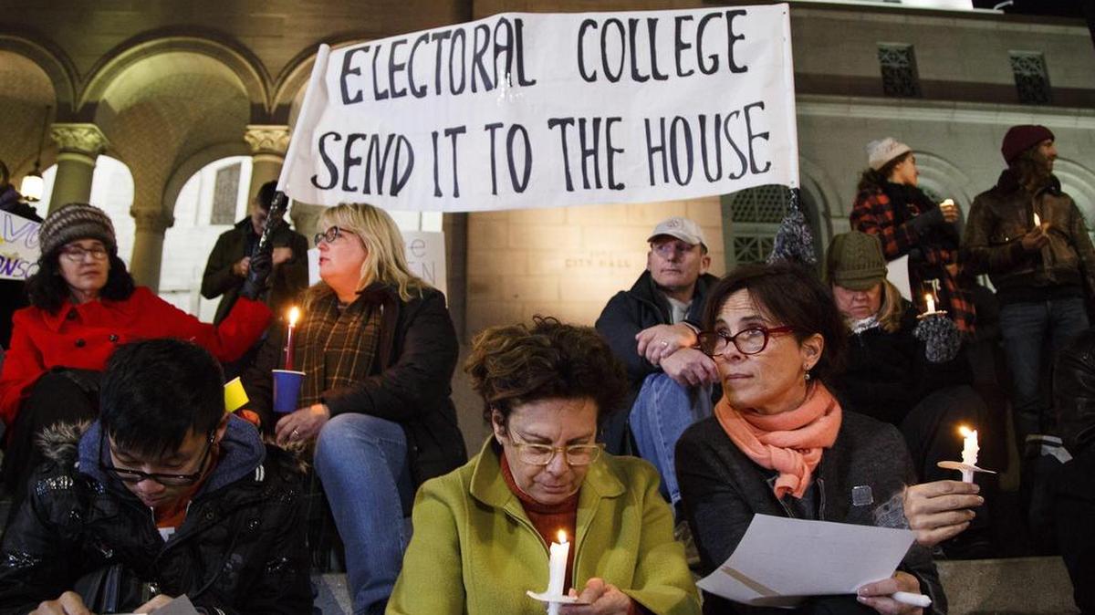El muy activo grupo “Hamilton electors”, respaldado por el cineasta Michael Moore, convocó a manifestaciones para este lunes en todo el país con el fin de que los grandes electores decidan su voto “de manera consciente”.