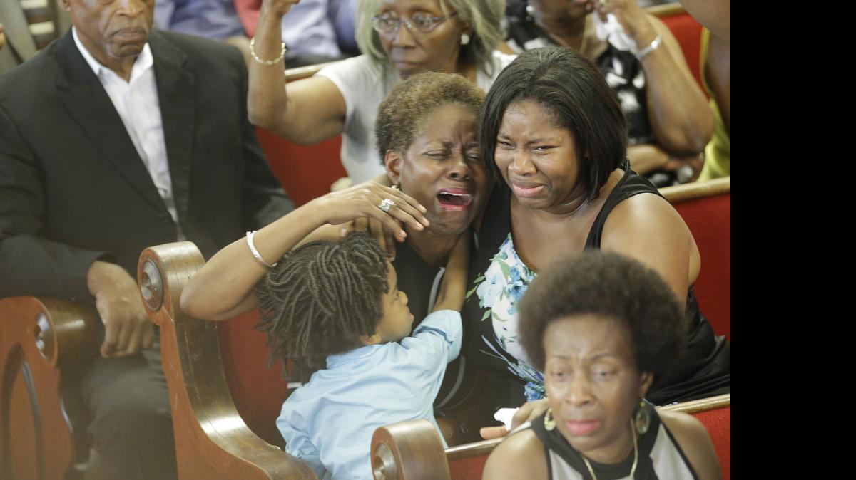 
Cientos de feligreses, muchos de ellos con lagrimas en los ojos, colmaban la Emanuel African American Episcopal Church para el oficio religioso el domingo, en Charleston, Carolina del Sur. 
