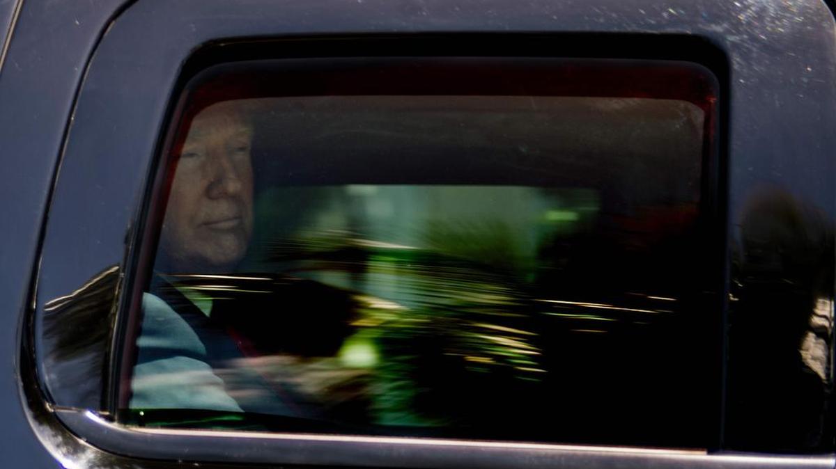 El Presidente de los Estados Unidos, Donald Trump y la Primera Dama Melania Trump, salen del servicio de Pascua en la Iglesia de Bethesda-by-the-Sea en Palm Beach, Florida, el 16 de abril de 2017.