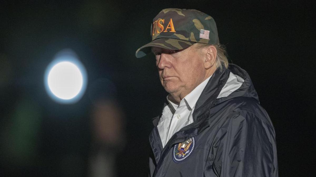 El presidente de los Estados Unidos, Donald J. Trump, en el jardín sur de la Casa Blanca tras viajar a California el 18 de noviembre 2018.