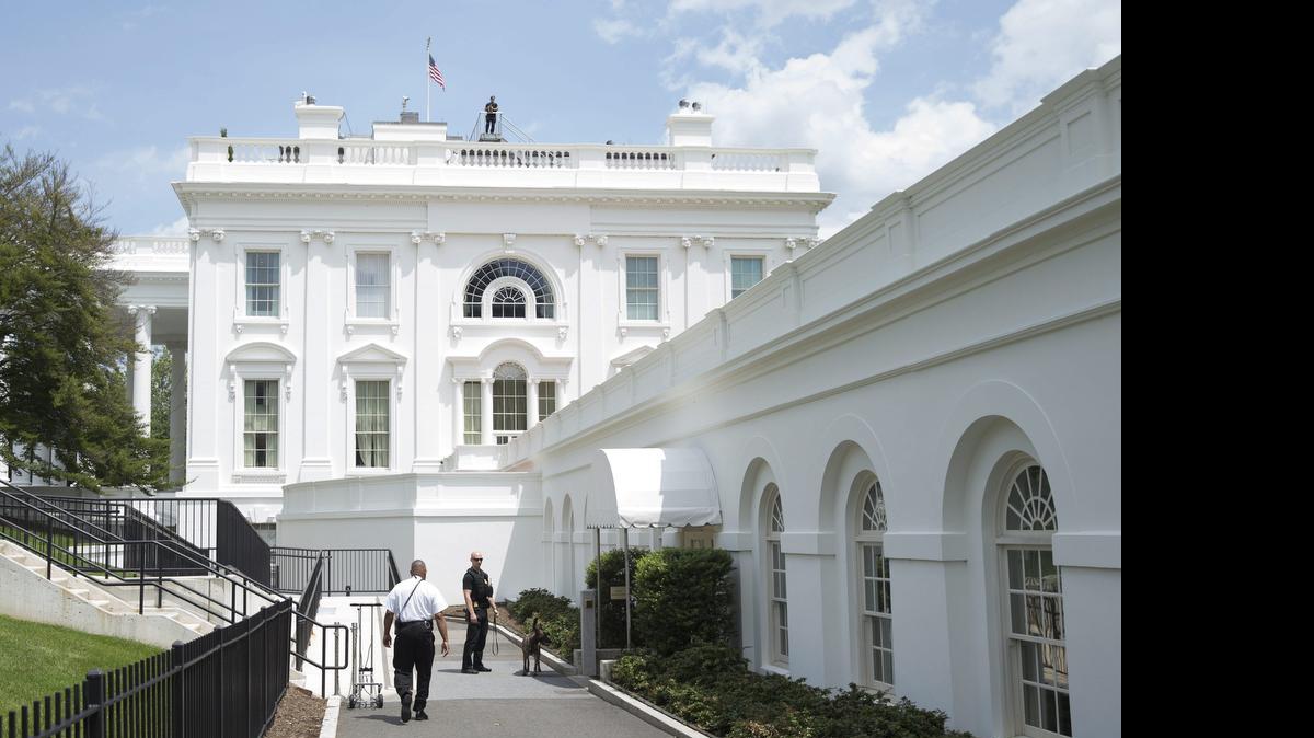 
Miembros de la policía evacuan el martes, con carácter de emergencia, el edificio Brady de la Casa Blanca en Washington, tras recibir una amenaza de bomba por telefóno.
