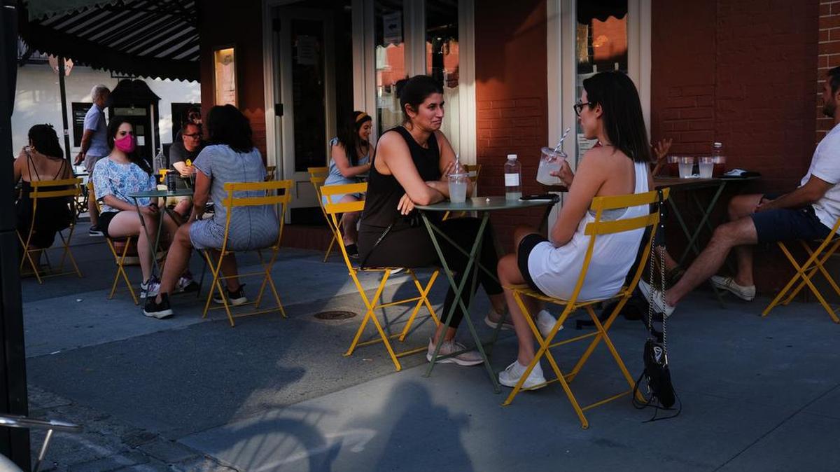 Clientes consumen en mesas ubicadas afuera de un restaurante de Manhattan, Nueva York, el 24 de junio del 2020.