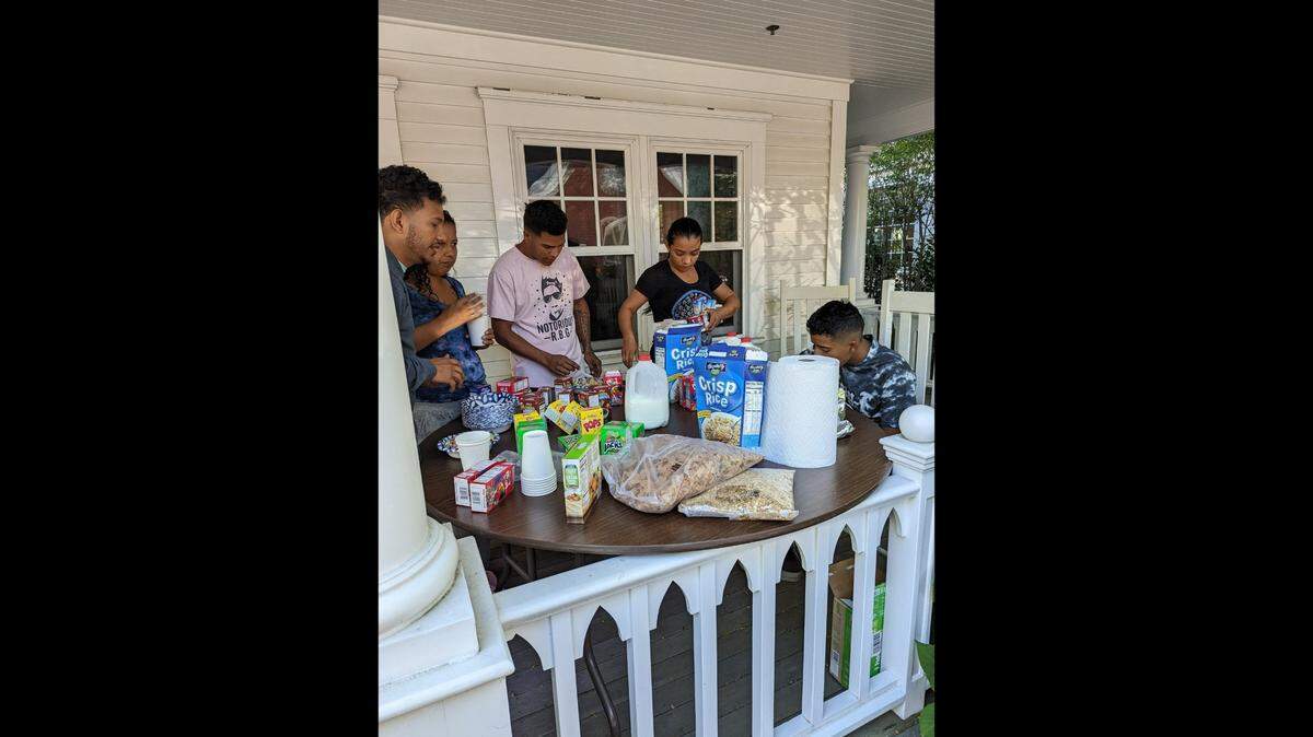 Una foto tuiteada por el representante de Massachusetts Dylan Fernandes, de inmigrantes indocumentados transportados a Martha’s Vineyard el miércoles 14 de septiembre de 2022.