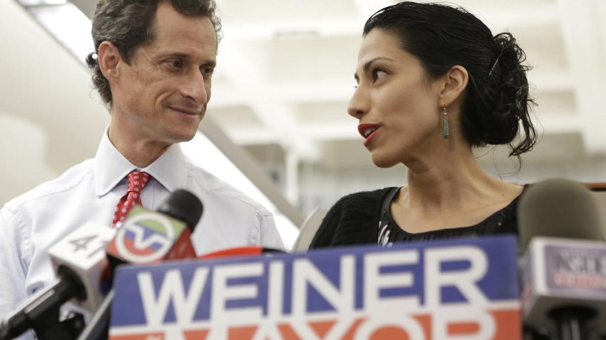 Huma Abedin y su esposo, Anthony Weiner, en aquel entonces candidato a la alcaldía de Nueva York, en una foto de archivo del 23 de julio de 2013.