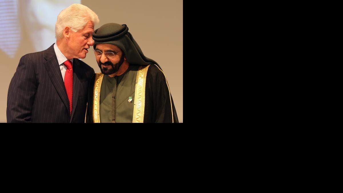 
El ex presidente de EEUU, Bill Clinton (izq.), conversa con el primer ministro de los Emiratos Árabes Unidos, Sheikh Mohammed bin Rashid Al Maktoum, el 15 de marzo del 2015, en Dubai. 
