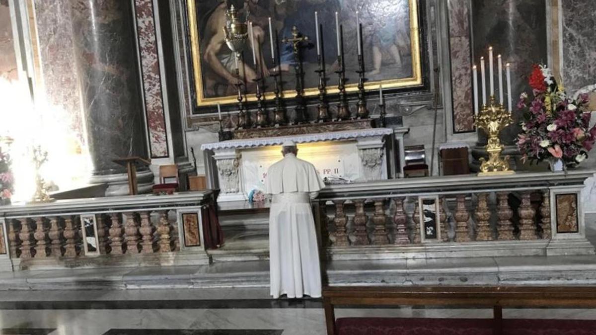 Imagen cedida por la oficina de prensa del Vaticano el 22 de octubre del 2018 que muestra al papa Francisco rezando en la tumba de Juan Pablo II, en el día de su festividad, en Ciudad del Vaticano.