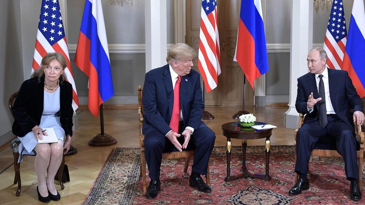  Fotografía de archivo de la intérprete estadounidense Marina Gross (izq) durante la reunión del presidente ruso, Vladímir Putin (dcha), y su homólogo estadounidense, Donald Trump (c), en el Palacio Presidencial en Helsinki, Finlandia, el 16 de julio de 2018.  