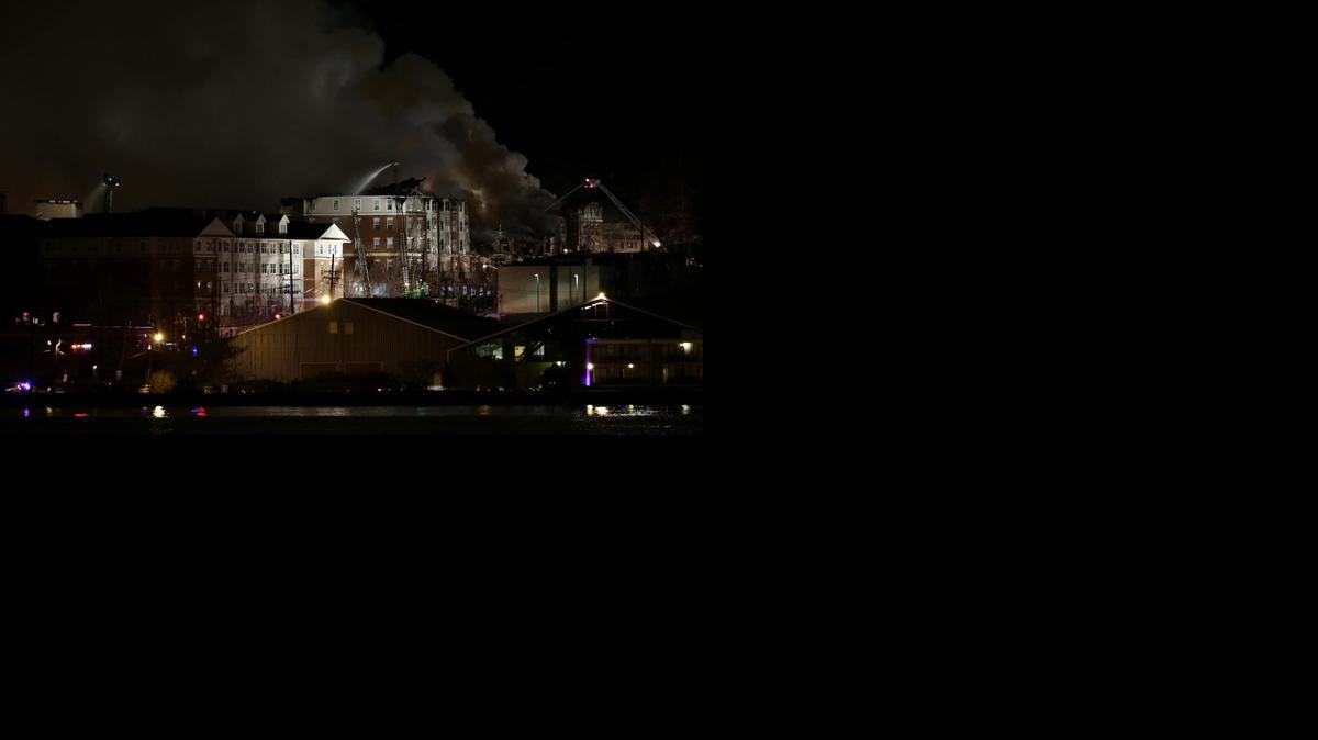 
Una columna de humo en un edificio de apartamentos en Edgewater, Nueva Jersey, es vista desde Manhattan en Nueva York. 

