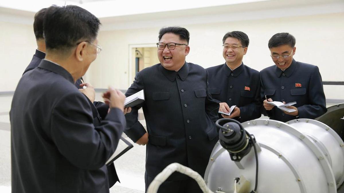 Una foto sin fecha publicada por la Agencia Central de Noticias de Corea del Norte el 3 de septiembre de 2017 muestra a Kim Jong-un en un lugar no revelado en Corea del Norte.