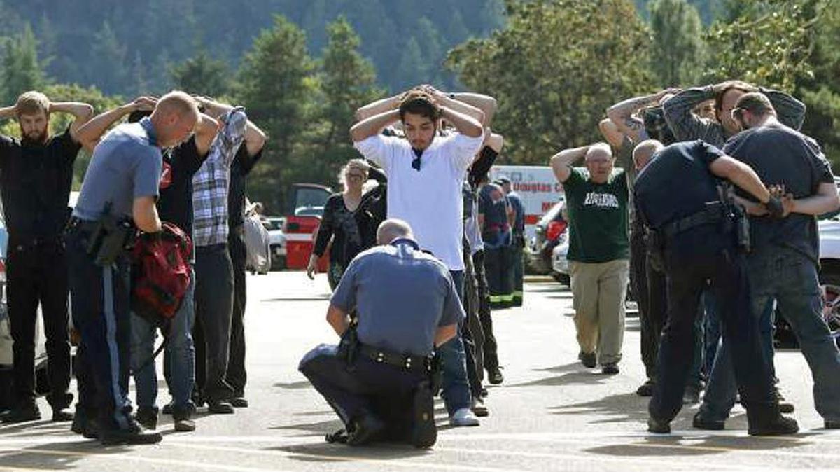 
La policía registra a estudiantes del centro educativo Umpqua, el viernes en Roseburg, Oregon. 
