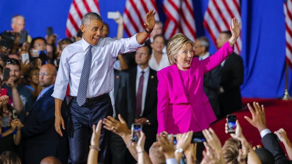 La aspirante demócrata a la Casa Blanca, Hillary Clinton (d), junto al presidente estadounidense, Barack Obama (i), hoy, 5 de julio de 2016, durante un acto de campaña en Charlotte. Clinton prometió hoy "construir" sobre el legado y el "progreso" de Obama, en su primer mitin de campaña juntos.