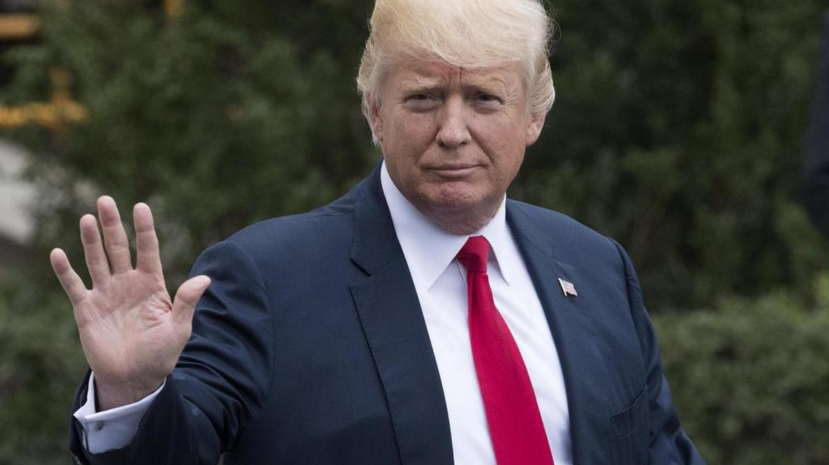 El presidente de los Estados Unidos, Donald J. Trump, saluda mientras sale de la Casa Blanca por el jardín sur para abordar el Marine One el lunes 14 de agosto de 2017, en Washington, DC.