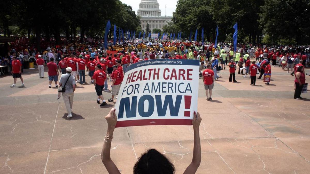 Fotografía de junio de 2006 que muestra a miles de personas fuera del Capitolio para mostrar su apoyo a la renovación del sistema de atención de salud del país, en Washington, DC.