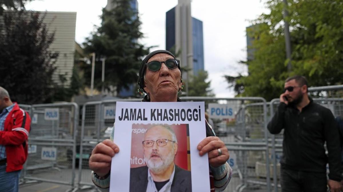 Fotografía de archivo que muestra a miembros de la asociación turca de Derechos Humanos durante una protesta por el periodista saudí Jamal Khashoggi frente al consulado saudí en Estambul, Turquía, el 9 de octubre de 2018.