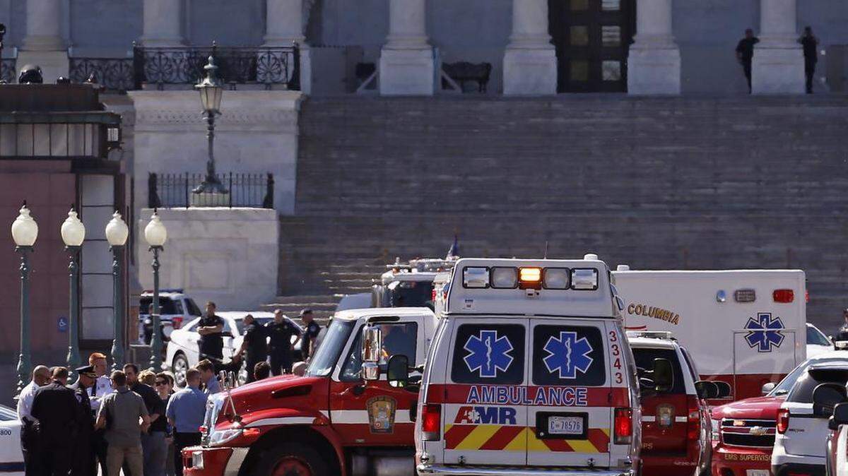 Una ambulancia y varios vehículos de servicios de emergencia el lunes en el Capitolio en Washington, DC.