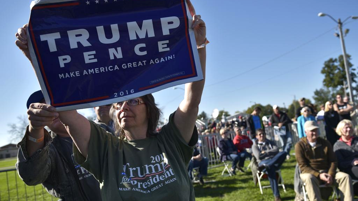 Una seguidora de Donald Trump muestra su apoyo por el candidato republicano, el 8 de octubre en Elkhorn, Wisconsin.