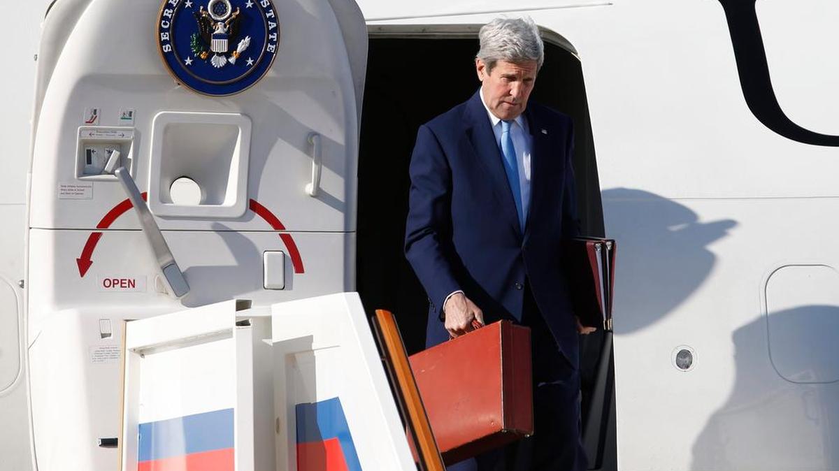 El secretario de Estado de EEUU, John Kerry, a su llegada al aeropuerto Vnukovo-II de Moscú, Rusia, este miércoles.