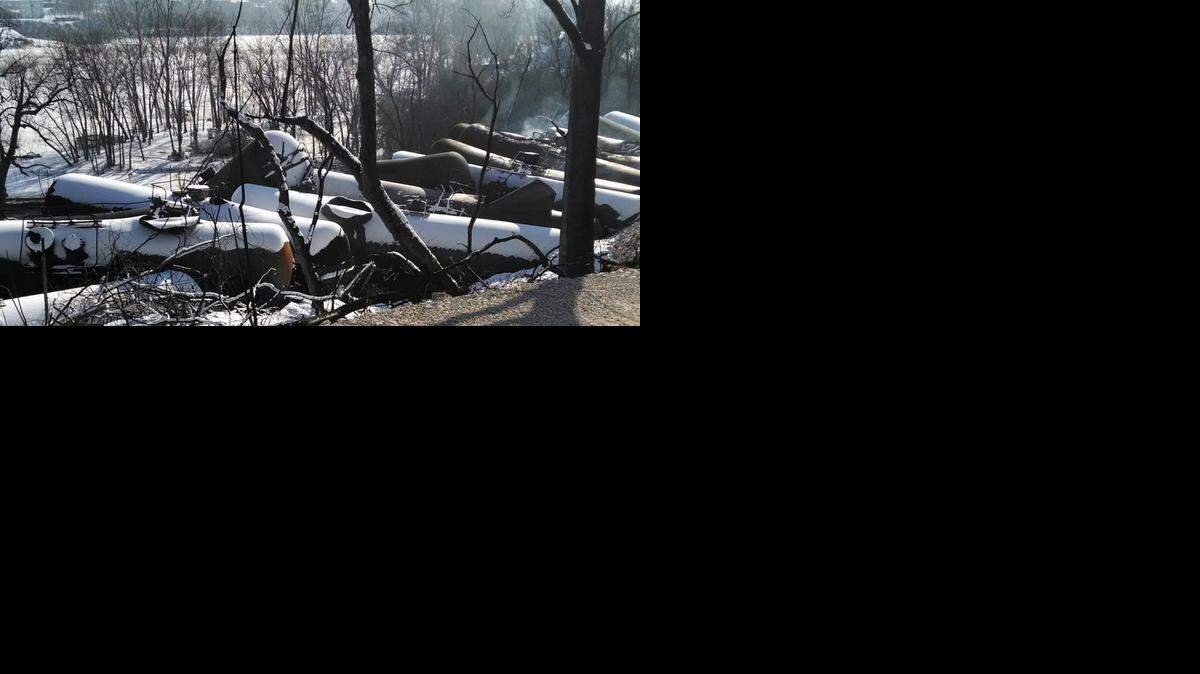 
Un incendio desatado por el descarrilamiento ocurrido el 16 de febrero en Mount Carbon evitó que los investigadores pudieran tener pleno acceso al sitio del accidente. 
