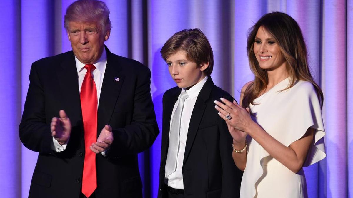 El presidente electo de Estados Unidos Donald Trump, su esposa Melania y su hijo menor Barron el 8 de noviembre de 2016.