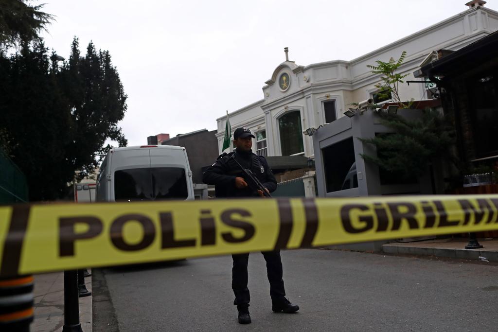 Un policía turco monta guardia mientras miembros del departamento forense llegan a la residencia del cónsul saudí en Estambul (Turquía), el 17 de octubre de 2018.
