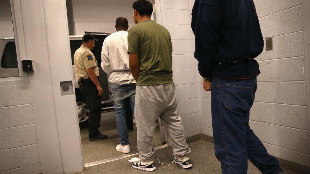Los inmigrantes indocumentados caminan para ser embarcados en un vuelo del Servicio de Inmigración y Control de Aduanas (ICE, en inglés),el 15 de octubre de 2015, en Mesa, Arizona.