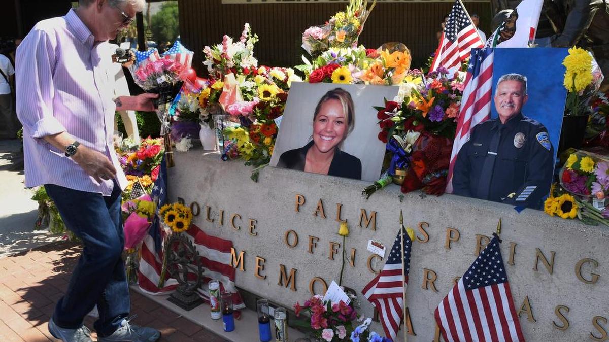 El residente Mike Boyer paga sus respetos el 9 de octubre de 2016 en un monumento a los oficiales muertos Lesley Zerebny y José Gilbert Vega en Palm Springs, California.