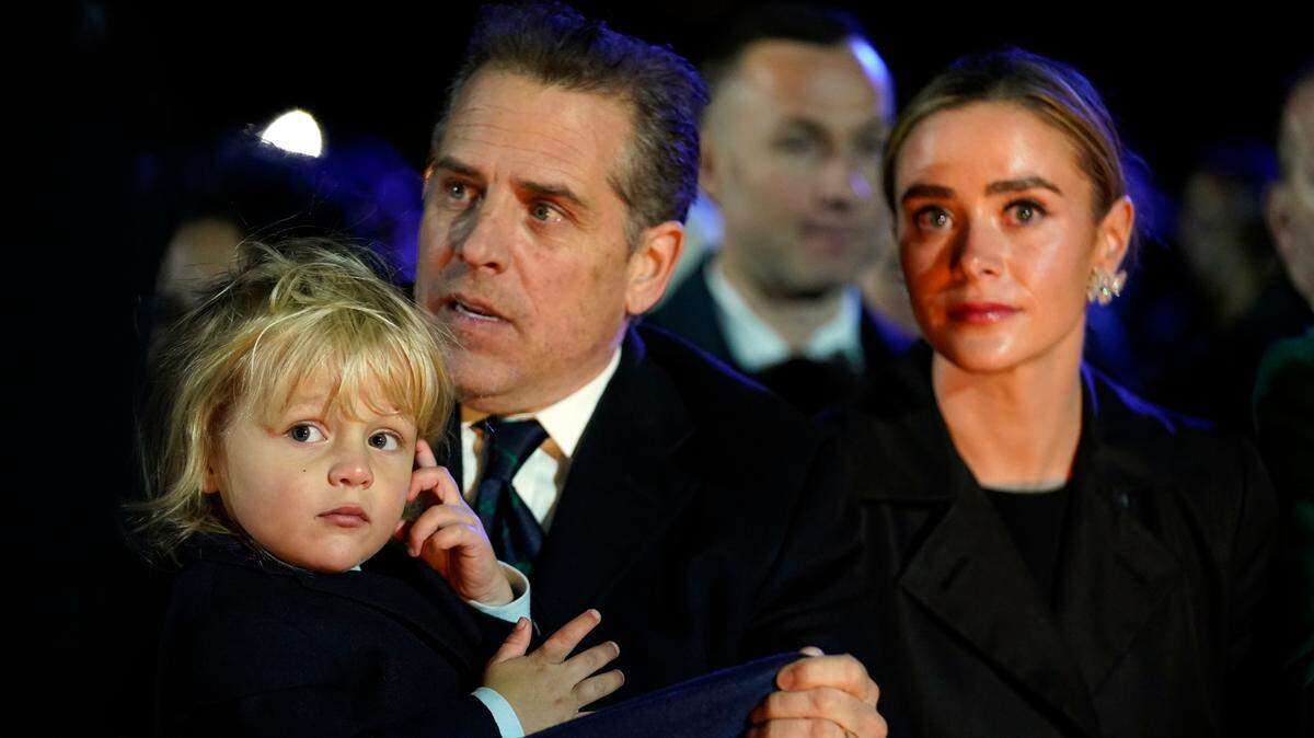 Archivo - Hunter Biden con su hijo Beau y la nieta del presidente Joe Biden, Naomi Biden, asisten a la iluminación del Árbol Nacional de Navidad en la Elipse de la Casa Blanca en Washington, el miércoles 30 de noviembre de 2022.