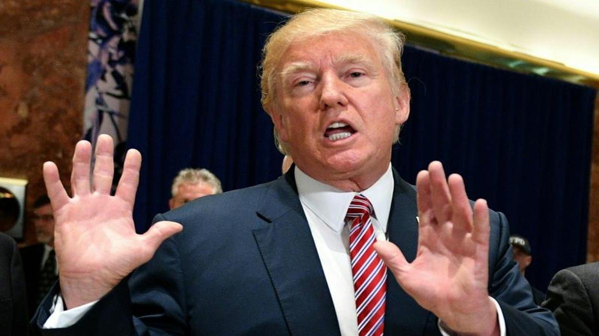 El Presidente de los Estados Unidos, Donald Trump, habla a la prensa sobre las protestas en Charlottesville después en el vestíbulo de la Torre Trump en Nueva York el 15 de agosto de 2017.