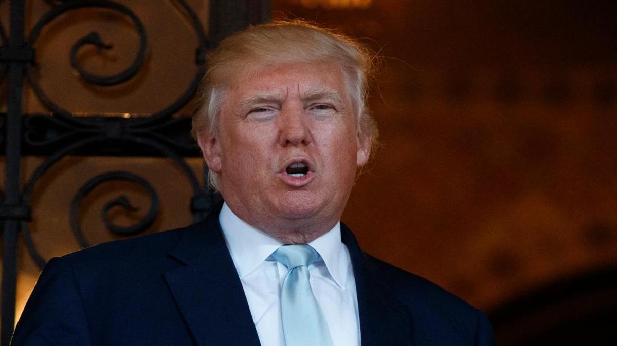 El presidente electo Donald Trump habla a reporteros en Palm Beach, Florida, el 8 de enero del 2017.