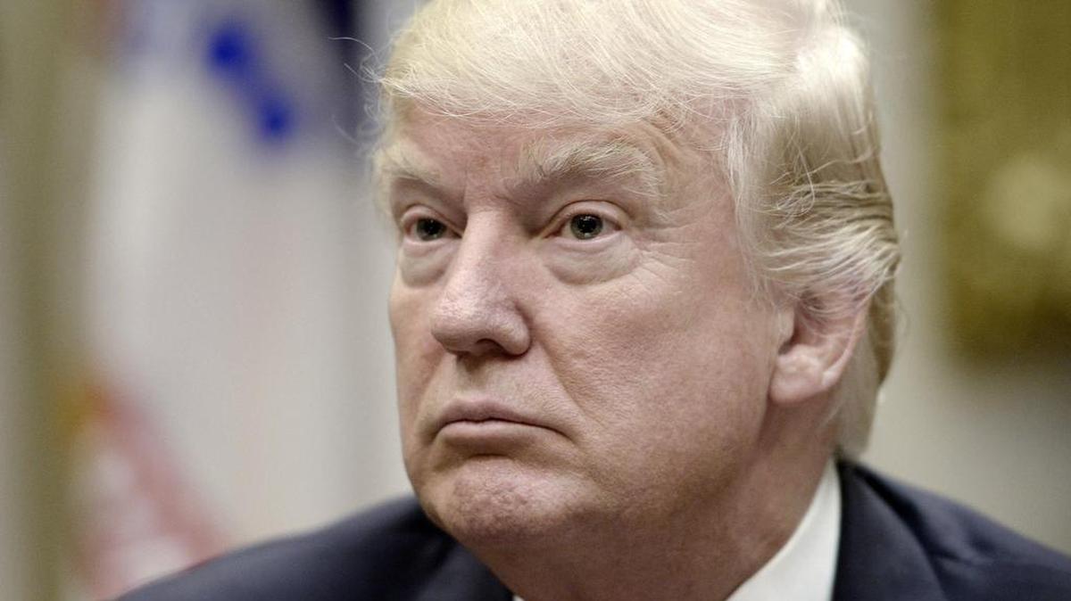 El presidente estadounidense, Donald J. Trump, se reúne con representantes de la Asociación Nacional de Fabricantes, en el salón Roosevelt de la Casa Blanca, en Washington, Estados Unidos, el 31 de marzo de 2017.