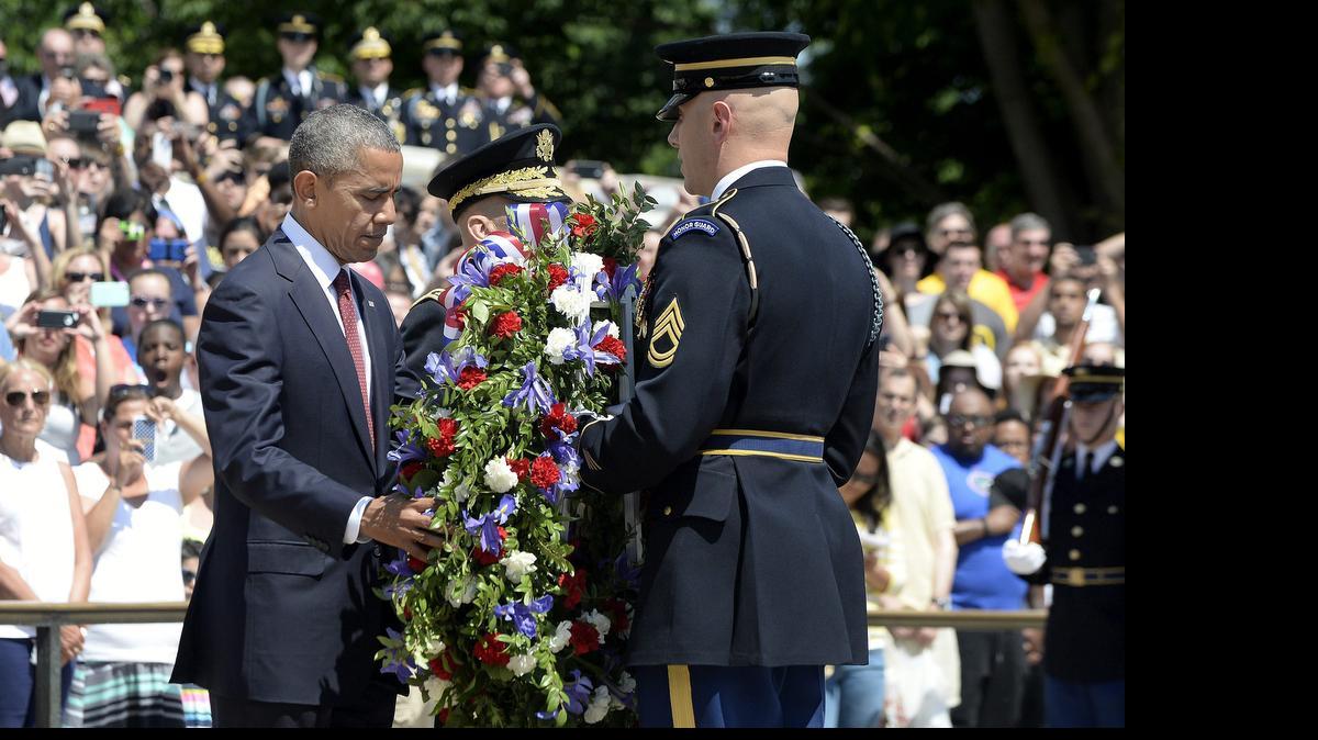 
El presidente estadounidense Barack Obama coloca el lunes una corona de flores en la Tumba al Soldado Desconocido del cementerio de Arlington.

