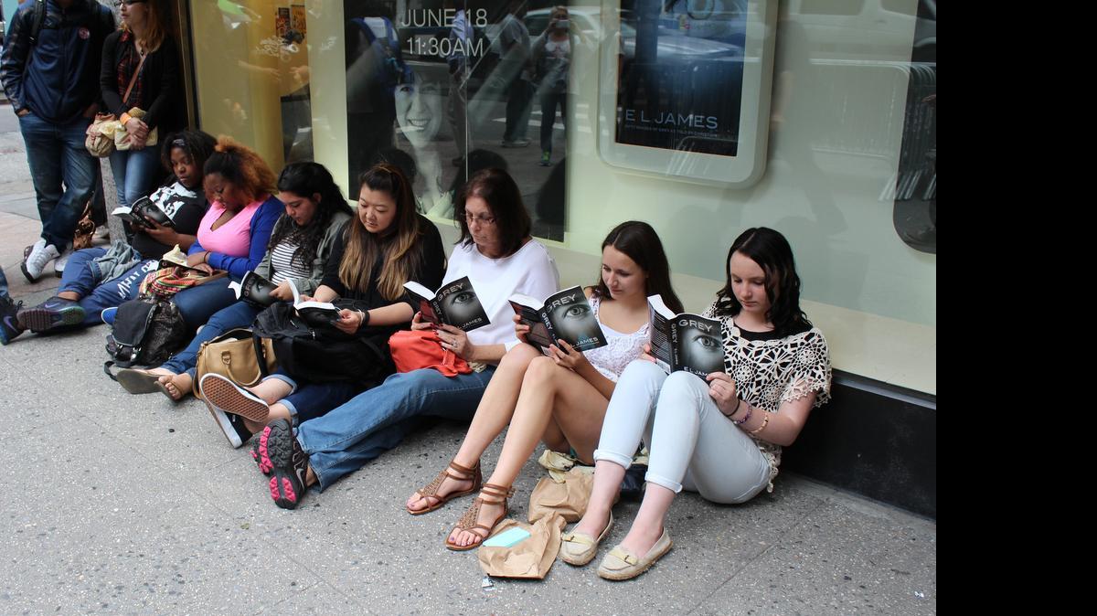 
Varias jóvenes leen ejemplares de “Grey” de la autora británica E.L. James, mientras esperan en la fila para obtener un autógrafo de la escritora durante la presentación del libro, en una librería de Barnes & Noble en NY.
