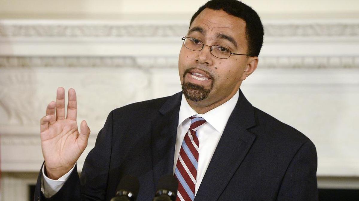 El secretario de Educación John B. King Jr. pronuncia un discurso en la Casa Blanco 2 de octubre de 2015, en Washington, DC.
