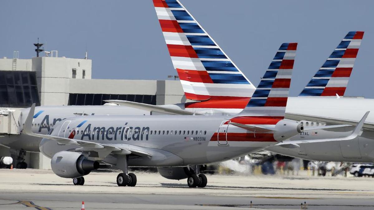 El grupo por los derechos civiles NAACP emitió el martes una advertencia a los miembros de la comunidad negra para que no viajen por American Airlines, citando múltiples casos de presunta discriminación racial. En la imagen, aviones de esta aerolínea en el Aeropuerto Internacional de Miami, en mayo de 2015.