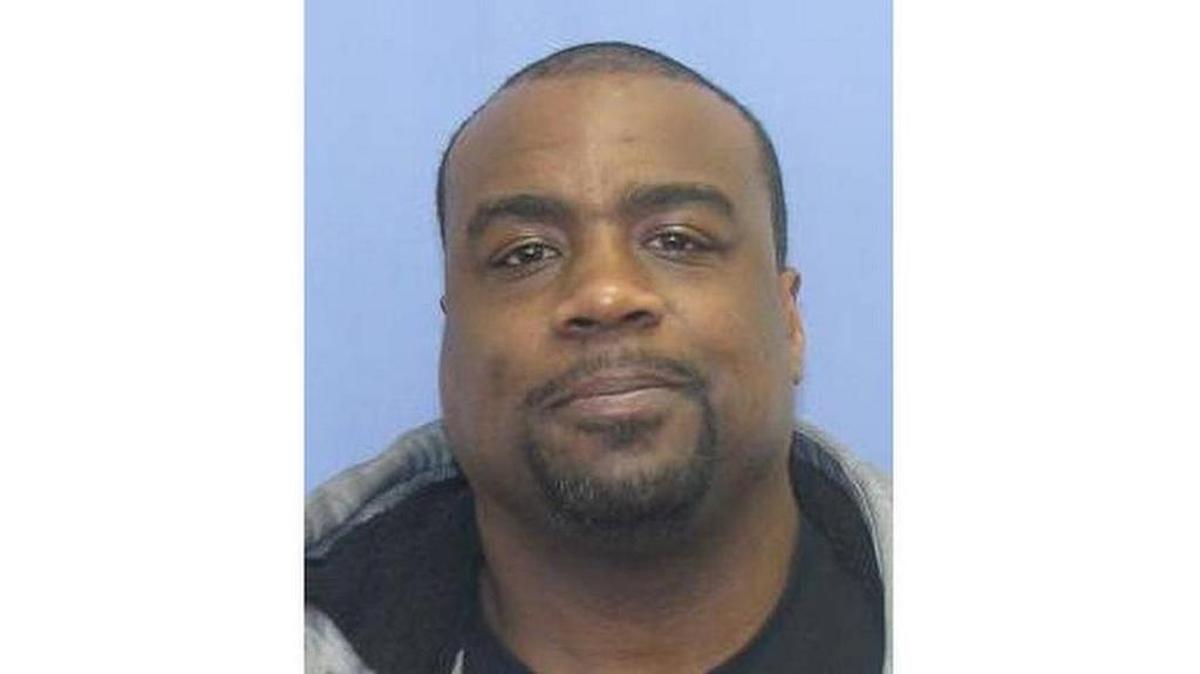 La policía de Pensilvania busca a Donald Jenkins, Jr., de 40 años, que presuntamente le disparó al novio de su hija cuando los encontró juntos en un Motel 6 en Frackville.