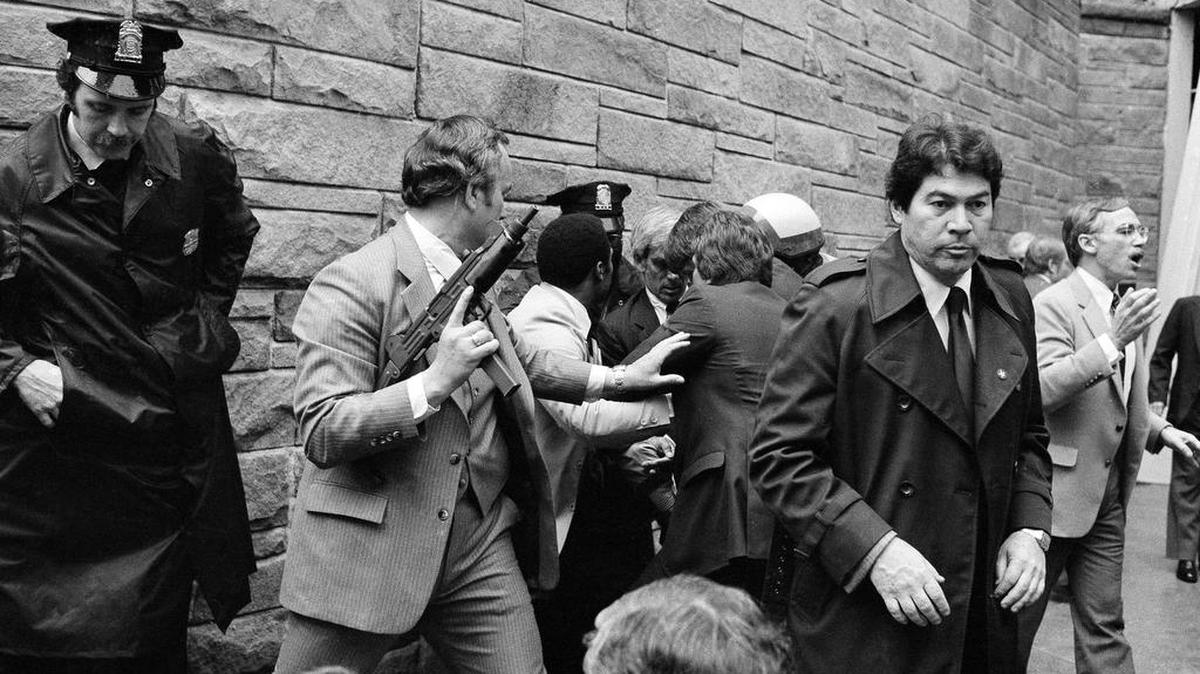 Foto del lunes, 30 de marzo de 1981, los agentes del Servicio Secreto y policías arrestan a un hombre armado, oculta a la vista, después de que intentó asesinar al presidente Ronald Reagan fuera del hotel Washington Hilton.