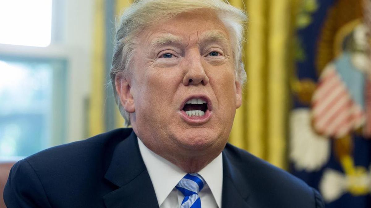 El presidente Donald J. Trump, pronuncia un discurso ante los medios de comunicación junto al presidente de la FIFA, Gianni Infantino (fuera de cuadro), durante su reunión en la Oficina Oval de la Casa Blanca en Washington, DC, el 28 de agosto de 2018.