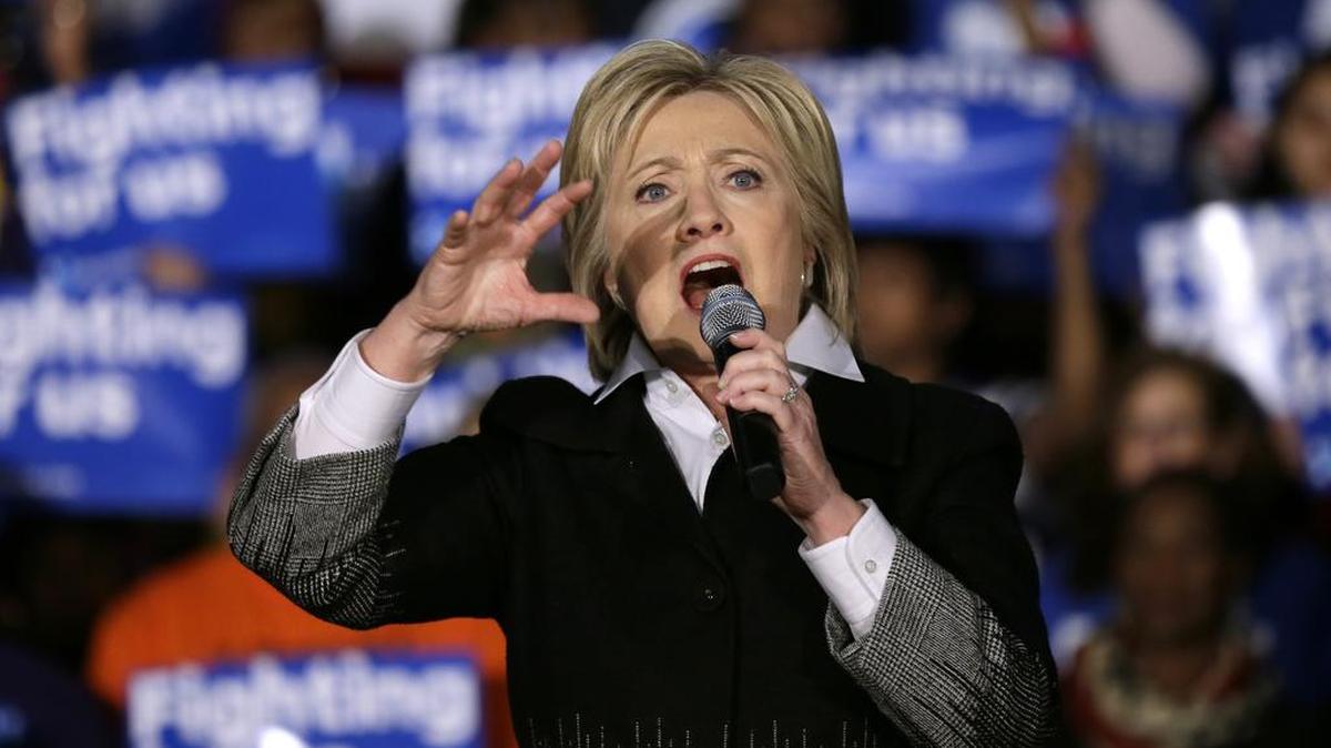 La candidata demócrata Hillary Clinton habla durante un evento de campaña en Detroit, Michigan, el lunes 7 de marzo.