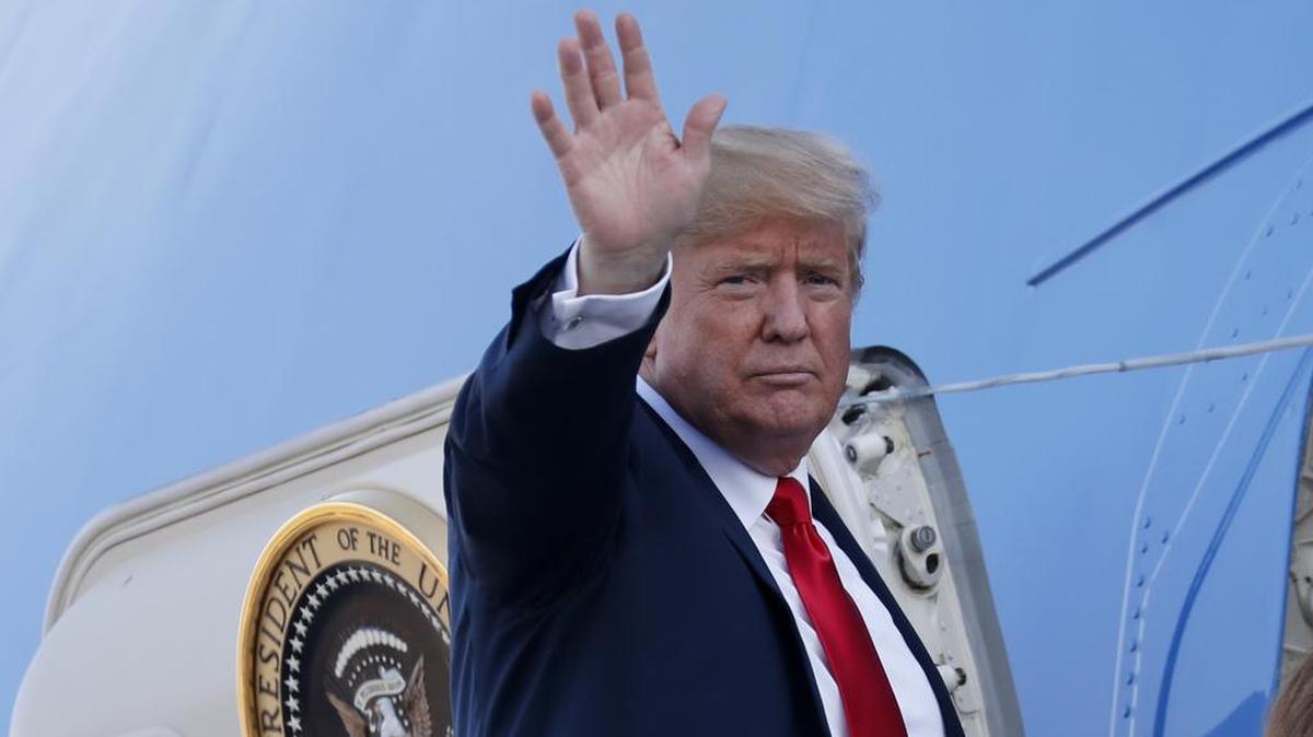 Donald Trump saluda antes de abordar el Air Force One en Finlandia.