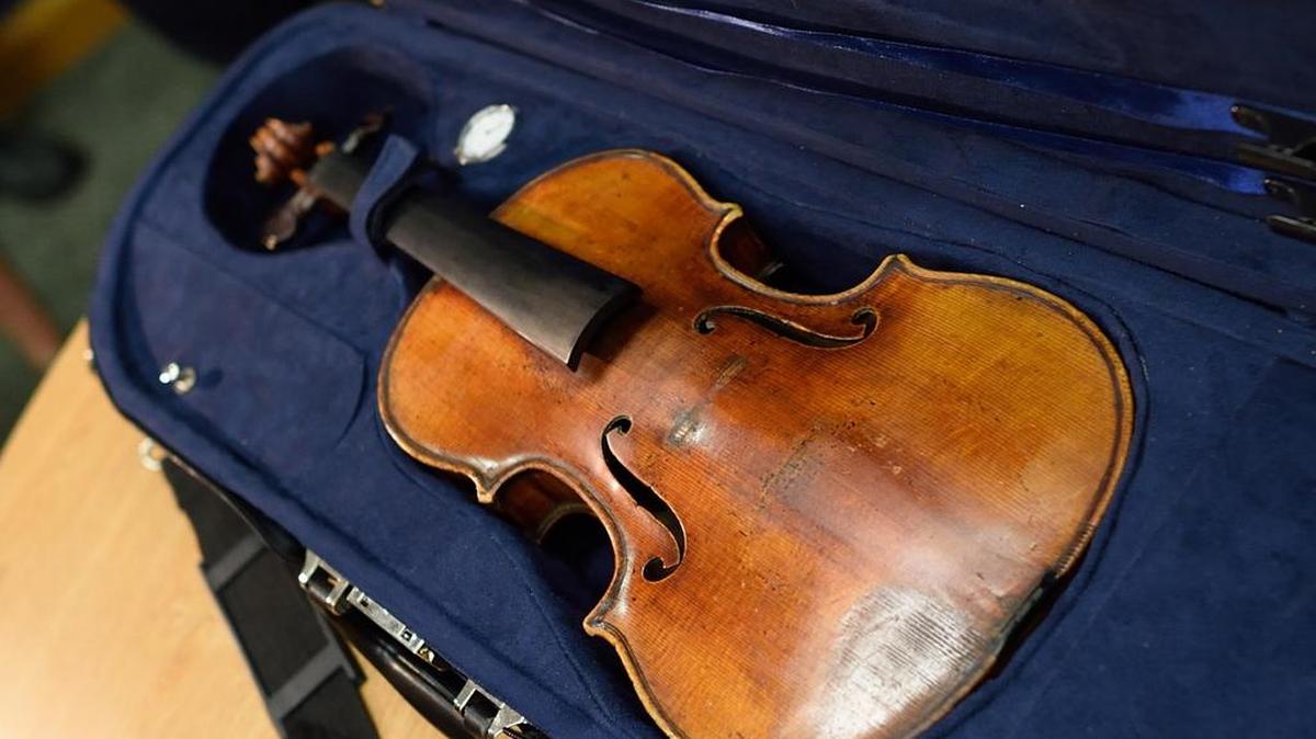 
Un Stradivarius del siglo XVIII que desapareció en mayo de 1980 fue hallado en un hotel y restituido el jueves en Nueva York a las hijas de su propietario.
