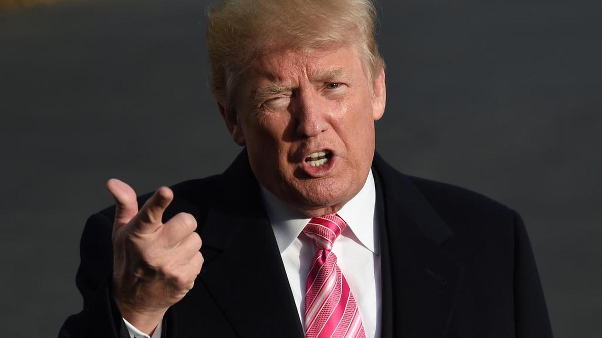 El presidente de EEUU, Donald Trump, habla con la prensa antes de partir del jardín sur de la Casa Blanca en Washington, DC el 21 de noviembre de 2017.