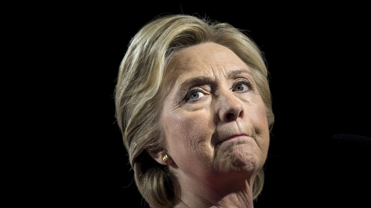 Esta foto de archivo tomada el 7 de noviembre de 2016 muestra la ex candidata presidencial demócrata Hillary Clinton haciendo una pausa mientras hablaba durante un mitin en el Fieldhouse de la Universidad Estatal Grand Valley en Allendale, Michigan.