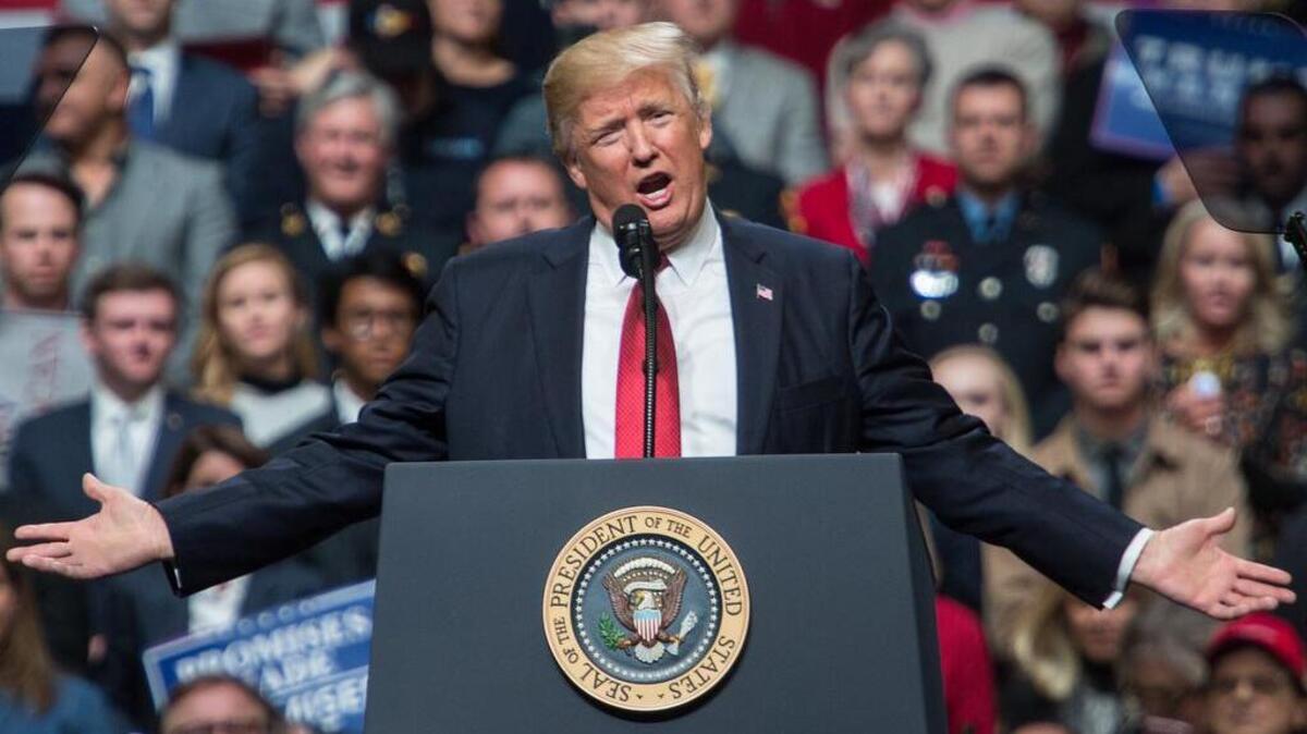 El presidente de los Estados Unidos Donald Trump habla durante un mitin en Nashville, Tennessee el 15 de marzo de 2017. Trump promete desafiar el bloqueo de la prohibición de viajar en la Corte Suprema si es necesario dijo durante la manifestación.