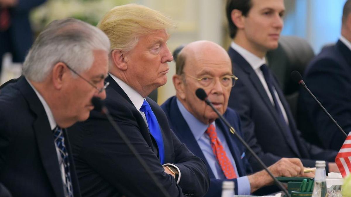El presidente Donald Trump junto a los secretarios de Estado, Rex Tillerson (izq.), y de Comercio, Wilbur Ross, y el asesor Jared Kuchner, en Riyadh, Arabia Saudita.