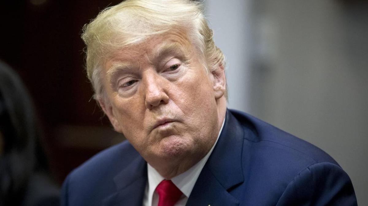 El presidente estadounidense, Donald J. Trump, participa durante una reunión sobre una subvención para un programa de apoyo para comunidades libres de drogas el miércoles 28 de agosto de 2018, en la Sala Roosevelt de la Casa Blanca, en Washington, DC.