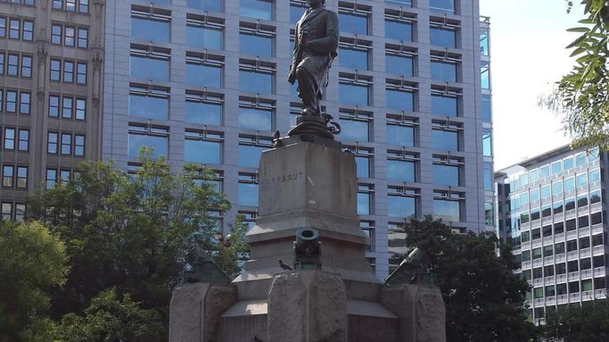 
A corta distancia de la Casa Blanca en Washington, una estatua de bronce inmortaliza al almirante David Farragut, héroe de la Guerra Civil que se preciaba de sus raíces hispanas.
