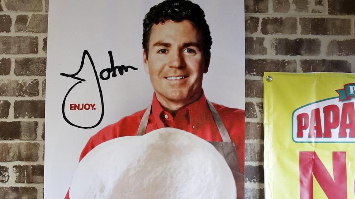En esta fotografía del 21 de diciembre de 2017, aparece el fundador de Papa John, John Schnatter, en una pizzería Papa John’s en Quincy, Mass. 