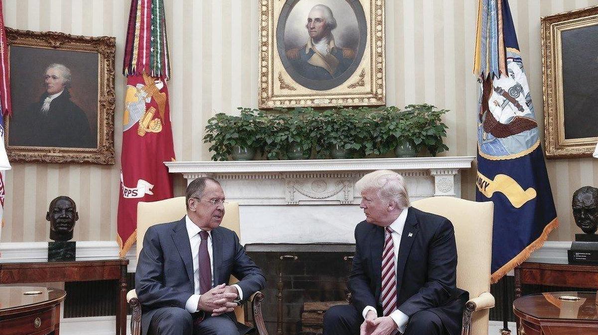 Fotografía de archivo fechada el 10 de mayo de 2017, que muestra al presidente estadounidense, Donald Trump (d), mientras conversa con el ministro de Exteriores ruso, Serguéi Lavrov (i), durante su reunión en la Casa Blanca, en Washington, Estados Unidos.
