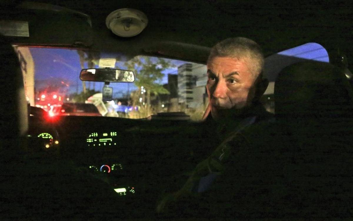 El oficial de policía Heriberto Soto de Puerto Rico en su patrulla en San Juan el miércoles 18 de octubre de 2017, después de que el huracán María azotara la isla.
